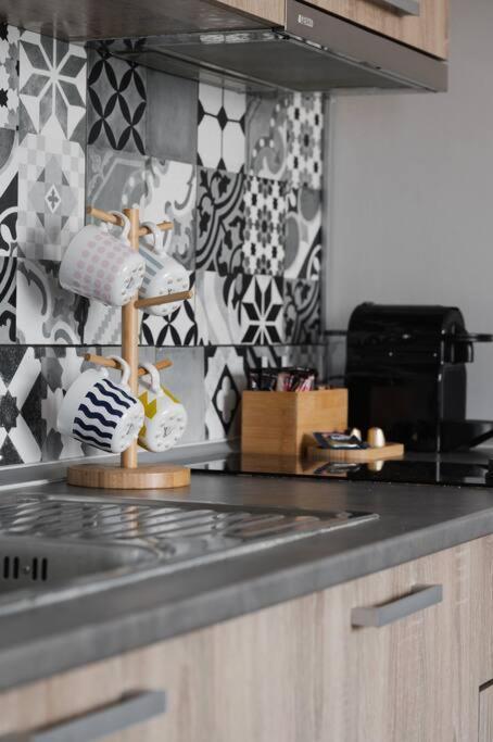 Your Cosy Perch In The Heart Of The Athenian Buzz Ngoại thất bức ảnh